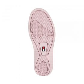 Tommy-sneaks-dame-600x600