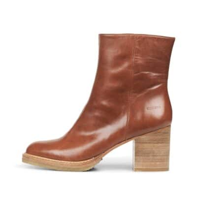 Angulus støvle i brun til dame. Flot brun skind kvalitet med hæl på 7,5 cm og rågummi sål. Model: 7696-101-8691
