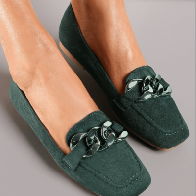 Amour loafers til dame i grøn med en super flot kædedetalje