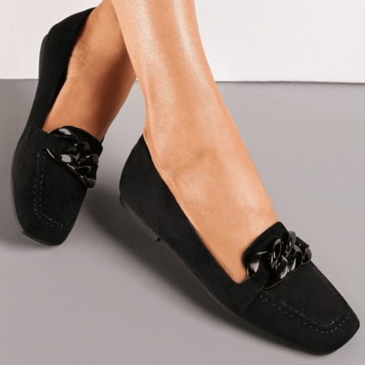 Amour loafers til dame i sort med en super flot kædedetalje
