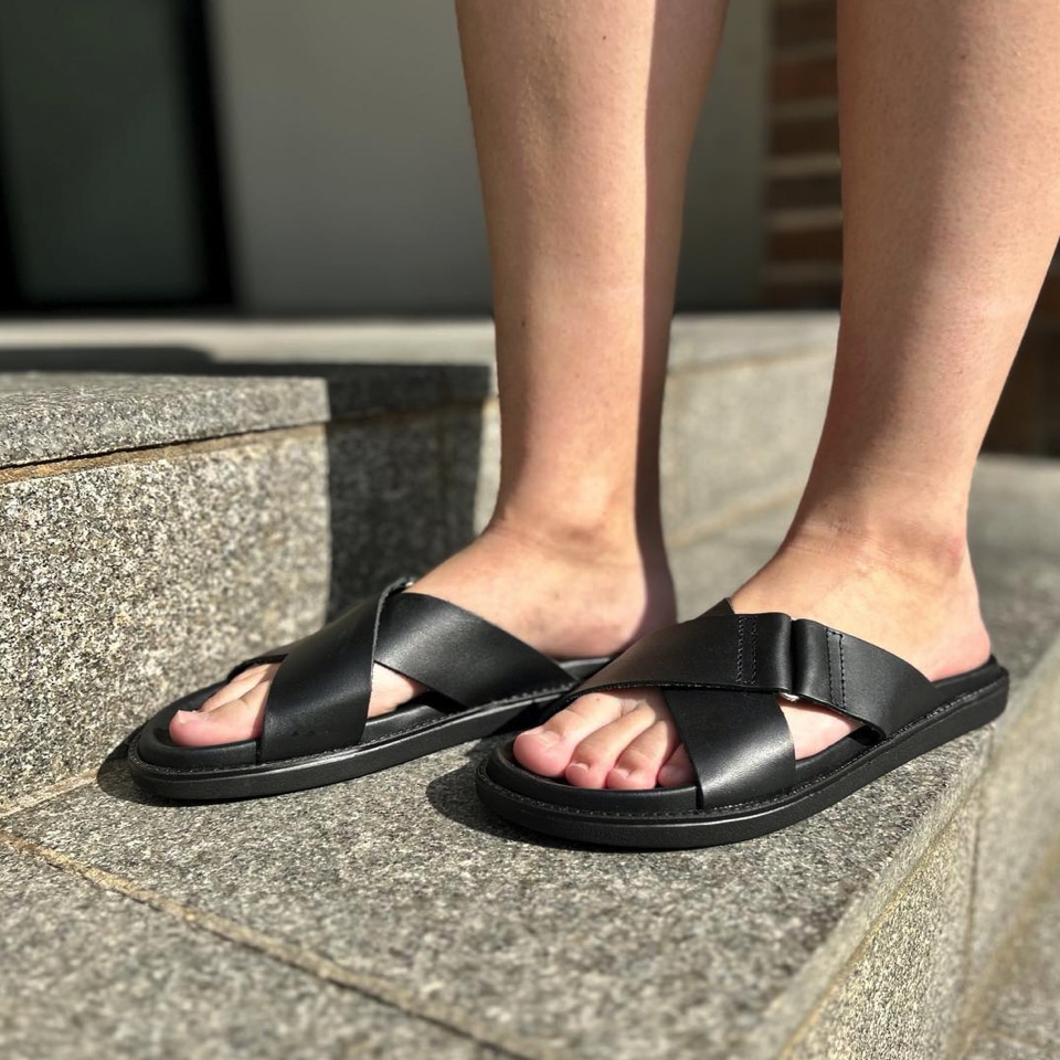Forgænger cilia Australien Bianco slippers dame | sort med kryds rem | Damkjær sko 》