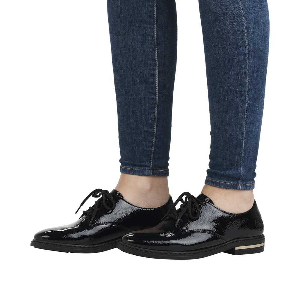 Vittig Partina City Geometri Rieker sko dame | Sort lak sko med snøre | Damkjær Sko 》