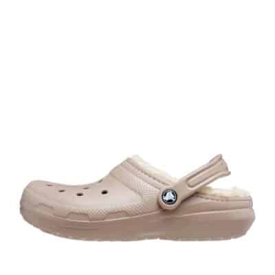 Crocs sandal i mørk beige til dame. Sandalen er meget let og blød, grundet materialet.