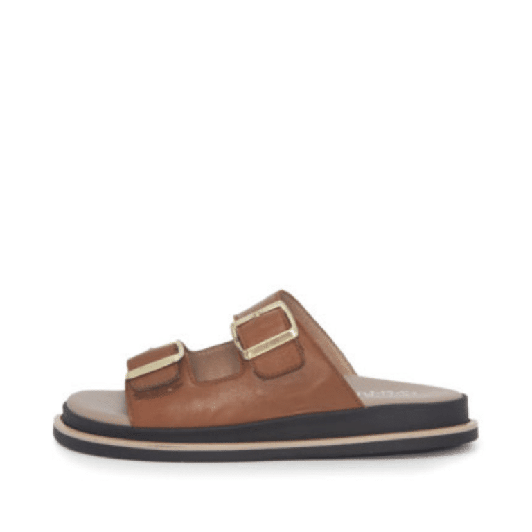 Emma slippers til dame i cognac. Model: 483-5892-36. Smukkeste cognac farve og flotte guldspænder.