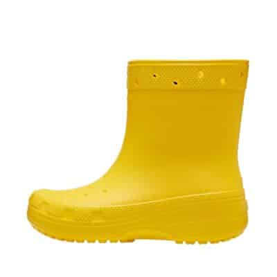 Crocs gummistøvle i gul til dame. Den kendte Crocs-stil. Modellen har en skridsikker sål.