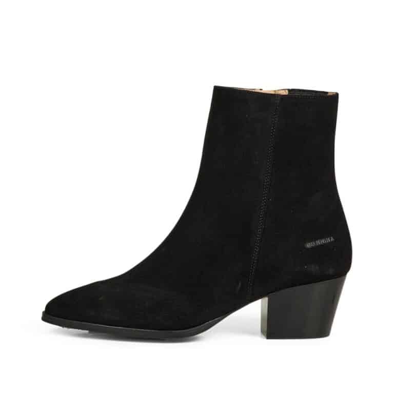Angulus støvle i sort til dame. Støvle i lækker blød ruskinds kvalitet og med en 5,5 cm hæl. Model: 7804-101-0281