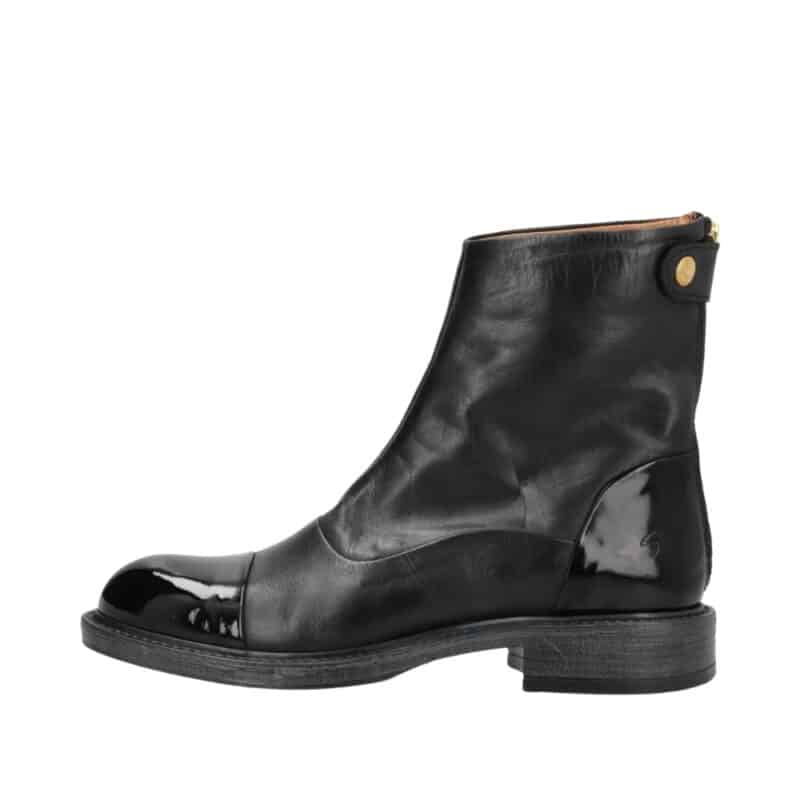 Shoedesign Copenhagen Dahlia Patent støvle i sort til dame. 100% læder kvalitet og lakdetaljer! Model: S232-1019-001-01