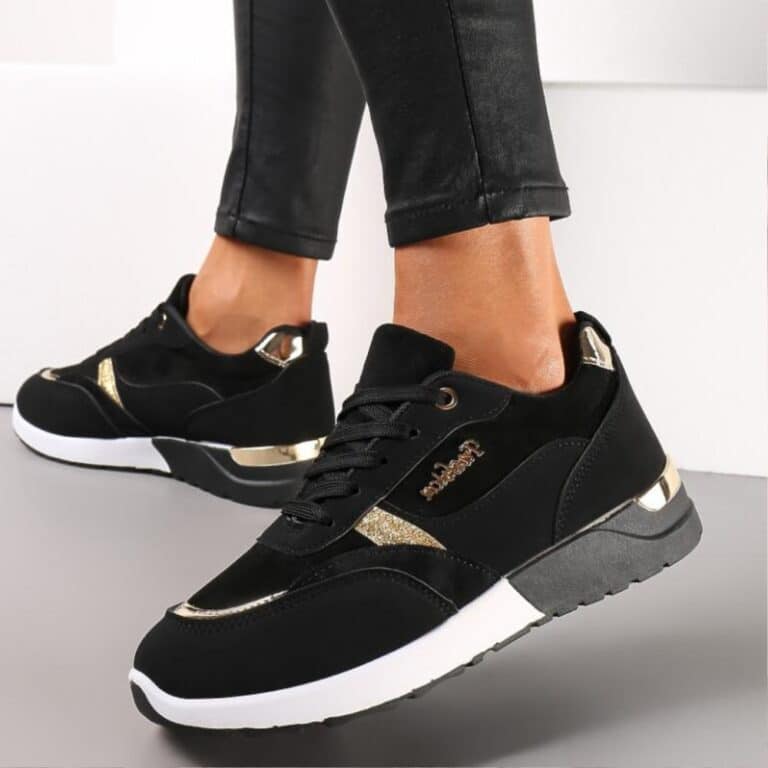 Amour sneakers til dame i sort. Sneakers med lækre gulddetaljer og forskellige materialer i overdelen. Model: TA-253