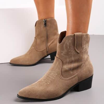 Amour cowboystøvle i brun til dame. Lækker og moderne støvle med flotte mønstre og en lille hæl på 5 cm. Model: MU9988-1 brun