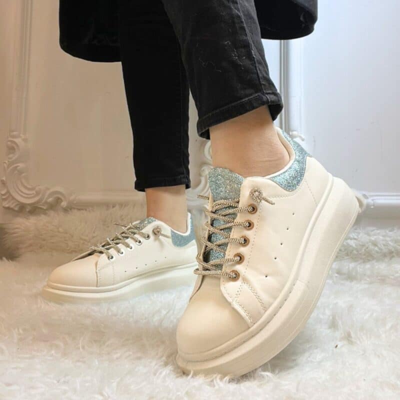 Amour sneakers til dame i en flot hvid farve med blå glimmer detaljer. Dejlig blød og let kvalitet. Model: EV-388