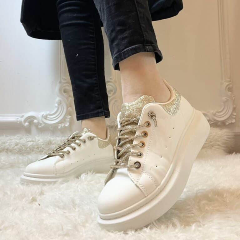 Amour sneakers til dame i en flot hvid farve med guld glimmer detaljer. Dejlig blød og let kvalitet. Model: EV-388
