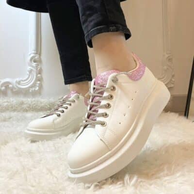 Amour sneakers til dame i en flot hvid farve med pink glimmer detaljer. Dejlig blød og let kvalitet. Model: EV-388