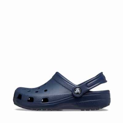 Crocs sandal til børn i mørkeblå med klassiske Crocs huller for åndbarhed
