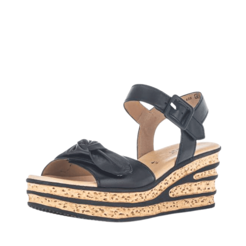 Gabor sandal til dame i sort med sløjfedetalje og kilehæl på 7 cm. Model: 42.752.36