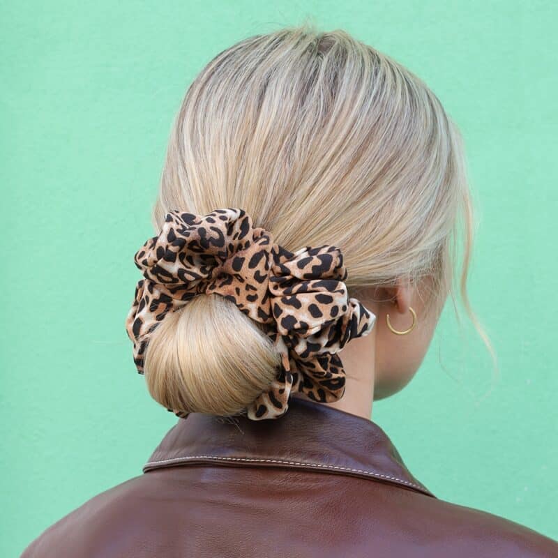 By Stær Isabella Scrunchie hårelastik til dame i flot leopard mønster