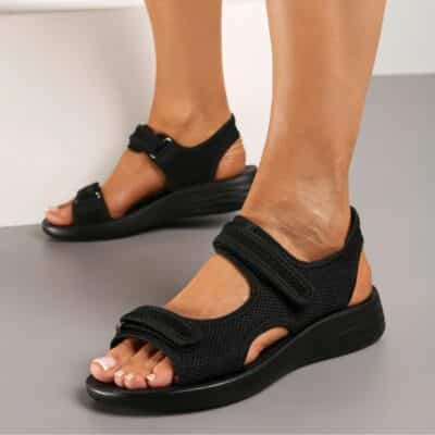 Amour sandal til dame i sort med velcroremme i let og fleksibelt materiale