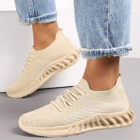 Super flot sneakers i beige. Utrolig blød og fleksibel letvægtssko. Model: 204
