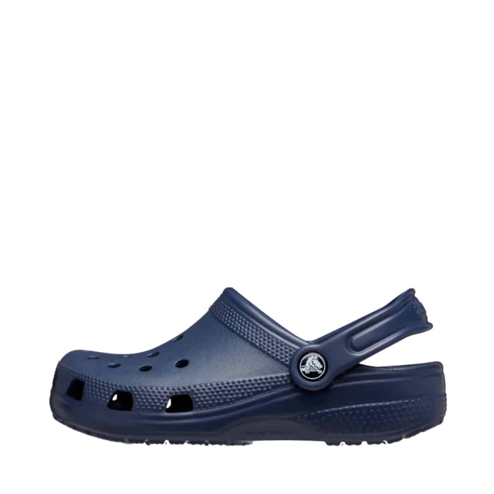 Crocs sandal til børn i mørkeblå med klassisk Crocs look og rem bagpå, for god komfort og pasform