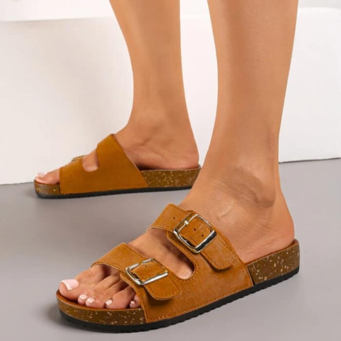 Amour sandal til dame i brun med to justerbare spænder og slip-in funktion