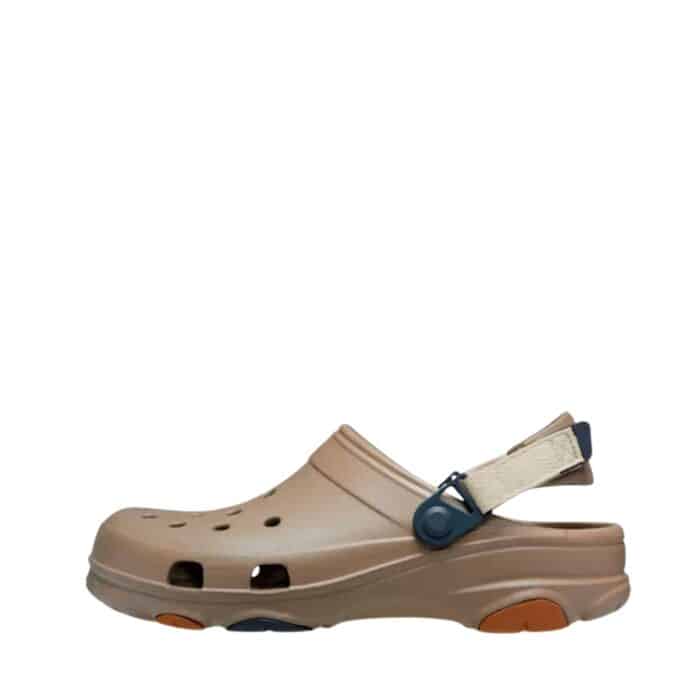 Crocs sandal til dame og herre i brun med justerbar velcrorem bagpå