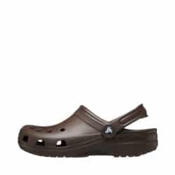 Original Crocs sandal til dame og herre i mørkebrun med ventilationshuller og rem bagpå