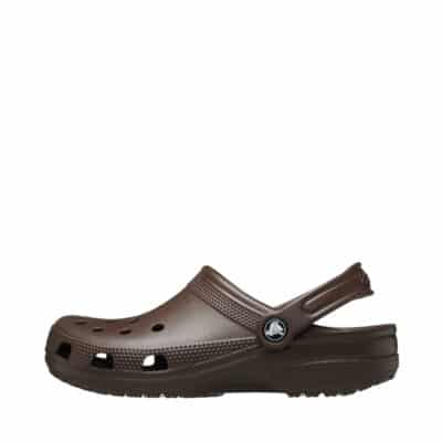 Original Crocs sandal til dame og herre i mørkebrun med ventilationshuller og rem bagpå