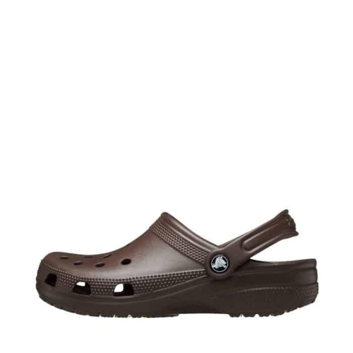 Original Crocs sandal til dame og herre i mørkebrun med ventilationshuller og rem bagpå