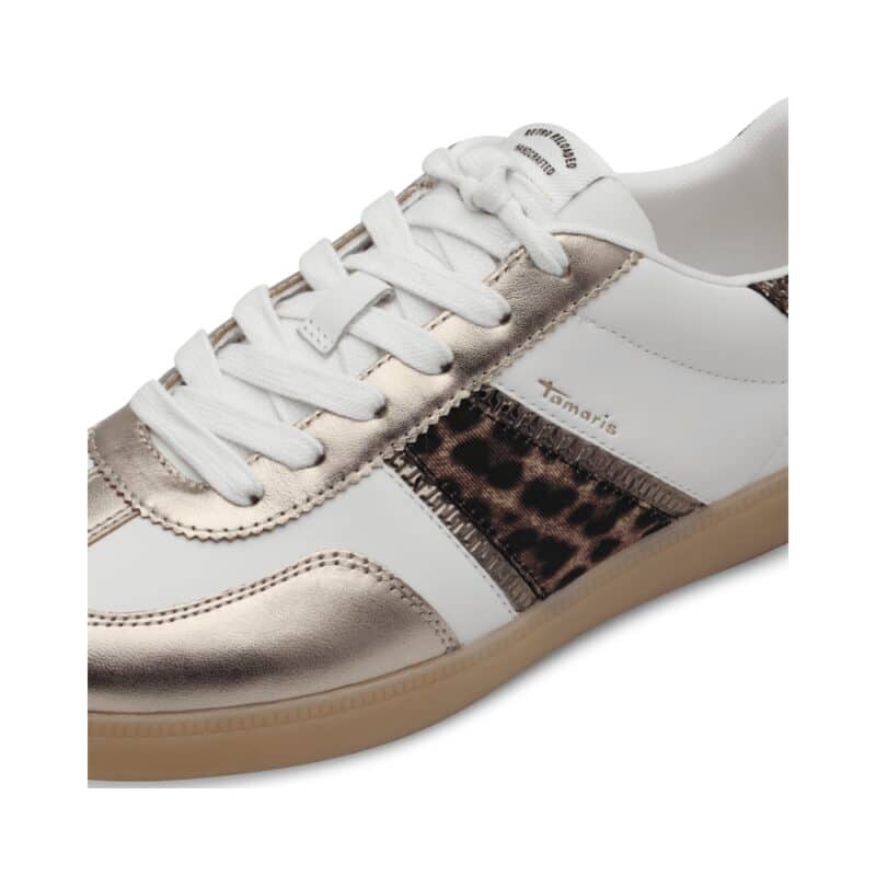 Tamaris Sneakers Dame er en stilfuld sneaker med hvidt læder, metalliske guldaccenter, en leopardprintstribe, hvide snørebånd og en beige gummisål.