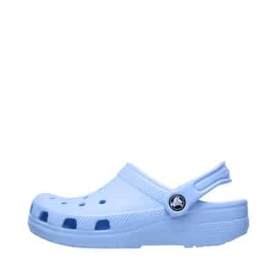 Crocs sandal til børn i lyseblå, med en praktisk rem bagpå