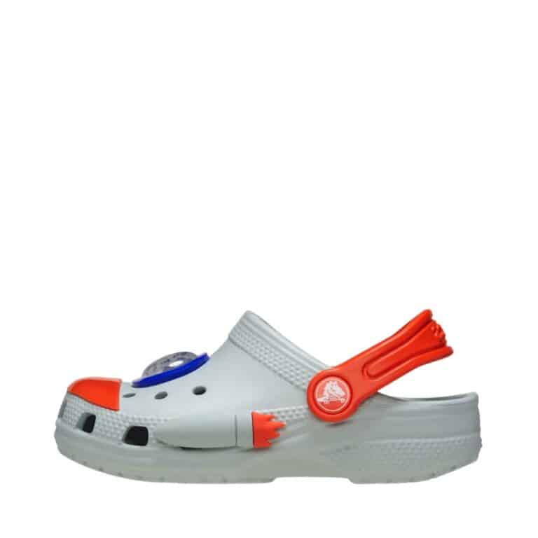 Crocs sandal til børn i grå med rumskibsdetaljer og praktisk rem bagpå