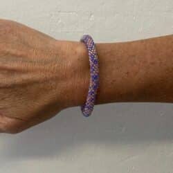 By Stær håndlavet nepal armbånd i lilla og lyserød. Elegant til alle outfits.