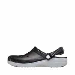 Crocs sandal til dame i sort med ventilations huller og justerbar rem bagpå