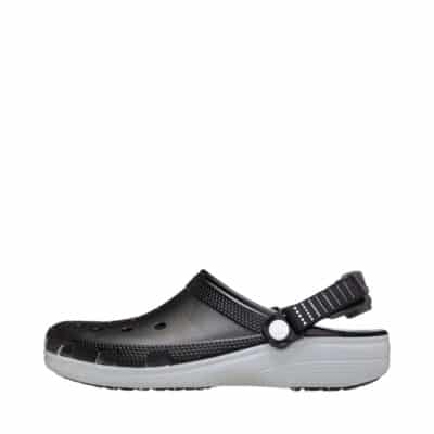 Crocs sandal til dame i sort med ventilations huller og justerbar rem bagpå