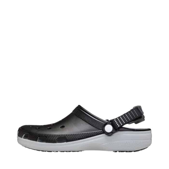 Crocs sandal til dame i sort med ventilations huller og justerbar rem bagpå