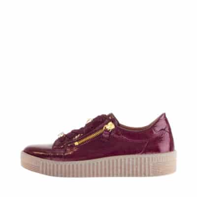 Gabor sneakers til dame i bordeaux skind med lakoverdel og to funktionelle lynlåse samt udtagelig indersål