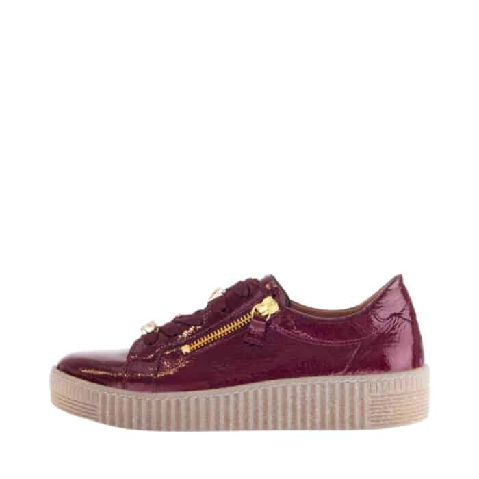 Gabor sneakers til dame i bordeaux skind med lakoverdel og to funktionelle lynlåse samt udtagelig indersål
