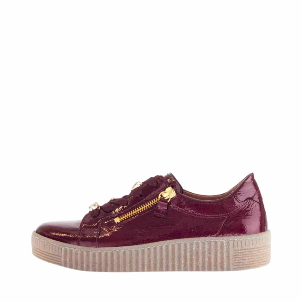 Gabor sneakers til dame i bordeaux skind med lakoverdel og to funktionelle lynlåse samt udtagelig indersål