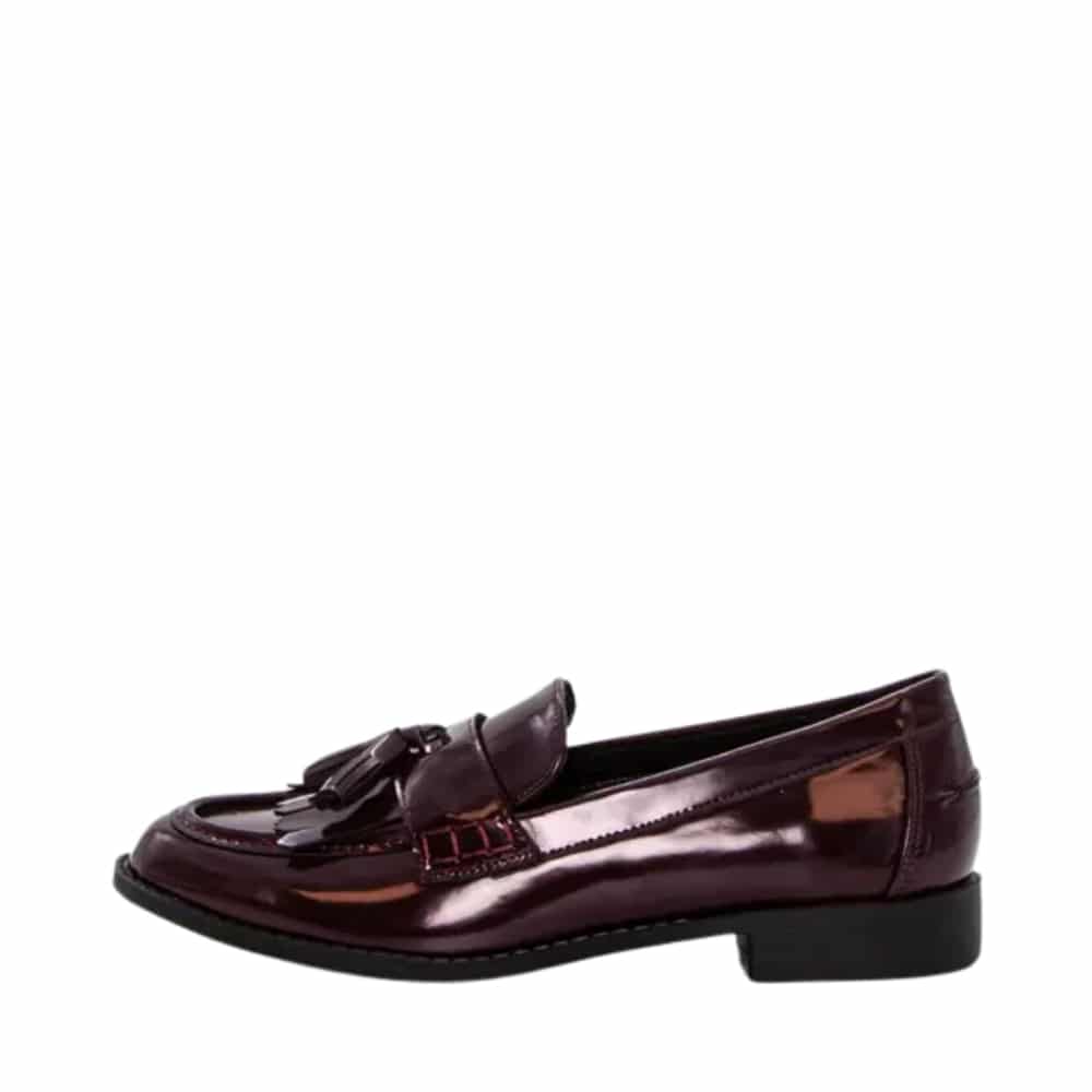 Duffy Pedalino Due loafers til dame i bordeaux lak med flæse detaljer og lille hæl på 2,5 cm.
