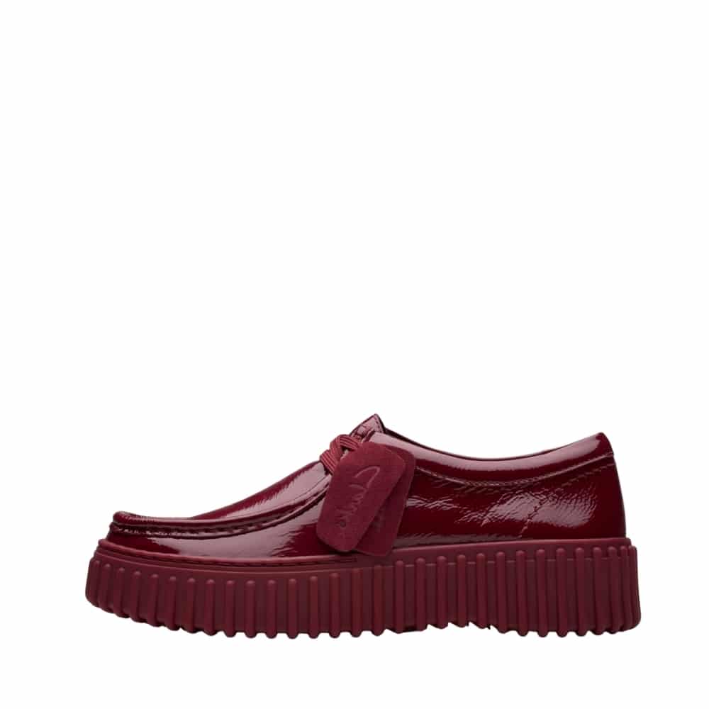 Clarks Torhill Bee sko til dame i bordeaux lak med skindkvalitet og udtagelig indersål samt gummisål på 4 cm.