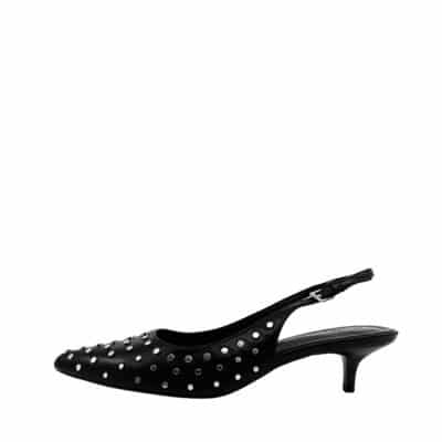 Duffy pumps til dame i sort med nitte detaljer og spids snude samt stilethæl på 5 cm.