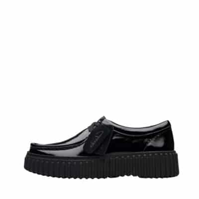 Clarks Torhill Bee sko til dame i sort lak med skindkvalitet og udtagelig sål samt gummisål på 4 cm.