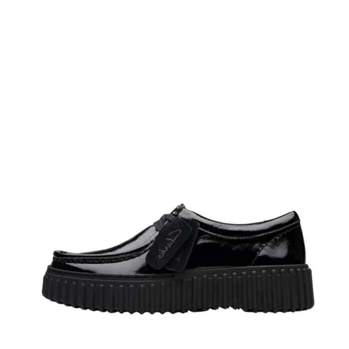 Clarks Torhill Bee sko til dame i sort lak med skindkvalitet og udtagelig sål samt gummisål på 4 cm.