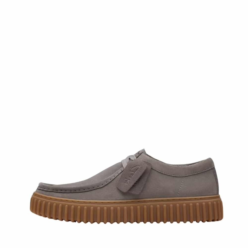 Clarks Torhill Lo sko til herre i grå ruskind med snørebånd og udtagelig indersål samt chunky gummisål