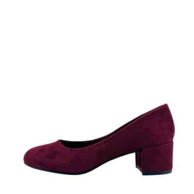 Duffy pumps til dame i bordeaux med overdel i imiteret ruskind med blokhæl på 5 cm.