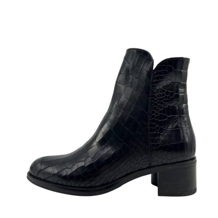 Relaxshoe støvle til dame i sort med blokhæl på 5 cm og skindoverdel samt lynlås