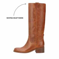 Phenumb Copenhagen Martina Wix lang støvle til dame i cognacfarvet læder med ekstra skaftvidde og blokhæl