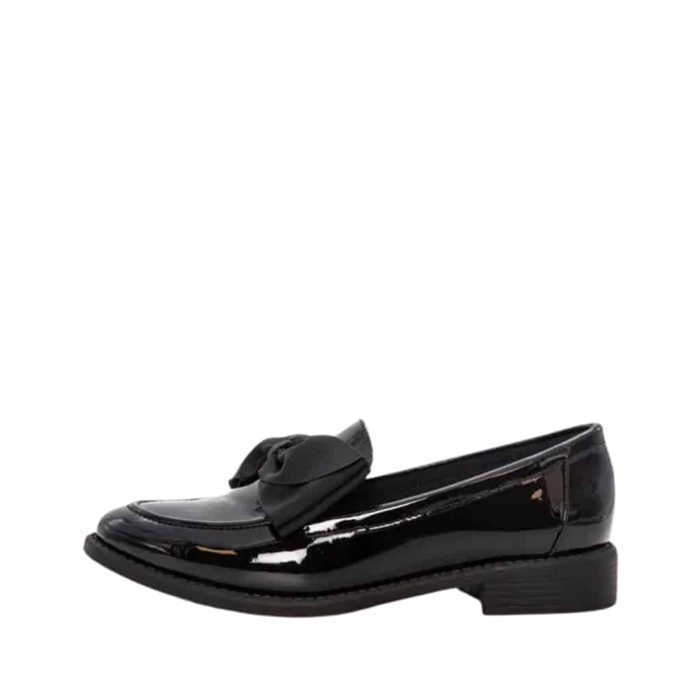 Duffy Francica Sette loafers til dame i sort lak med sløjfe og blød indersål samt blokhæl på ca. 3 cm.