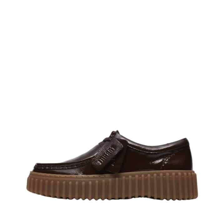 Clarks Torhill Bee damesko i brun lak med udtagelig sål.