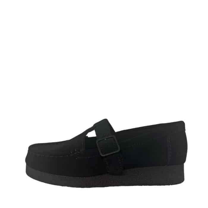 Clarks Wallabee sko til dame i sort ruskind med justerbar spænde og gummisål