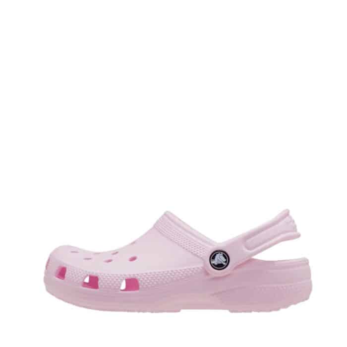 Crocs sandal til store børn i lyserød med ventilationshuller og rem bagpå